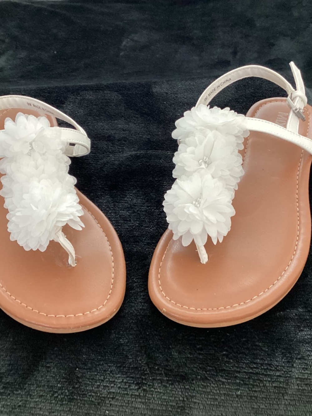 MIXIT, t-strap, flat sandals, size 9, white flowers, in excellent condition - Picture 4 of 8